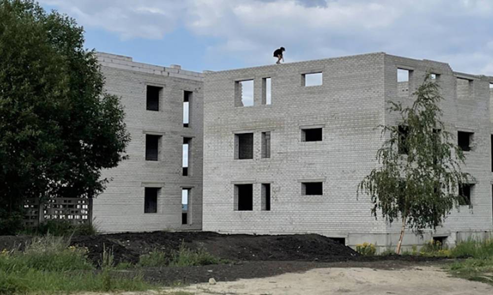 Мальчик ползал на высоте третьего этажа недостроенного здания в Петрозаводске