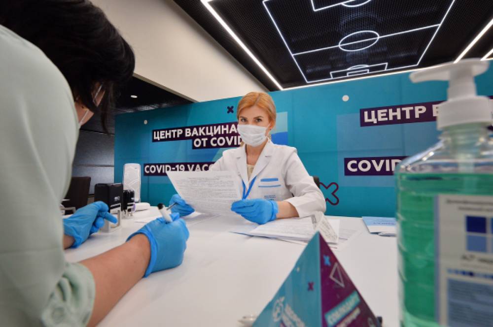 Пожилые москвичи после вакцинации получат набор «С заботой о здоровье»