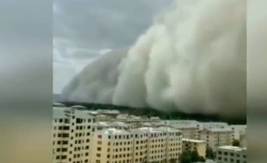 В Китае разверзся ад: песчаная буря стремительно засыпала город-миллионник