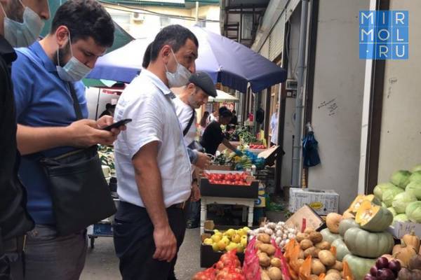 Махачкалинские депутаты провели мониторинг цен на городском рынке №2