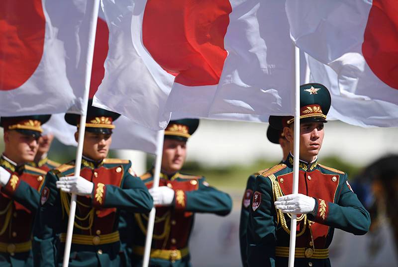 Япония призвала Россию развивать отношения