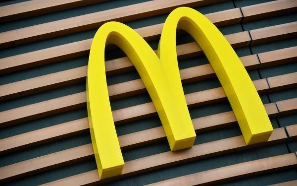 В Москве мужчина поскользнулся в McDonald’s и требует 2 млн рублей от ресторана