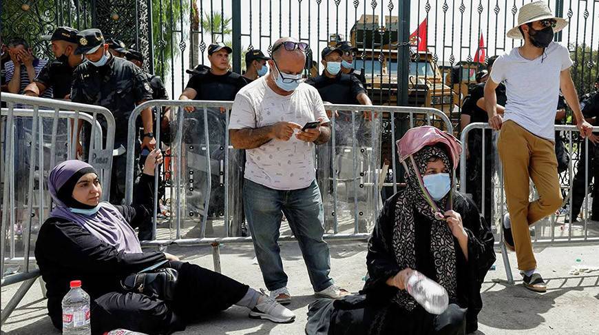 Президент Туниса приостановил работу местных органов власти и госучреждений на два дня