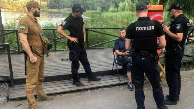 Лежал без штанов и сознания: в киевском парке поймали наркомана, который продавал квас