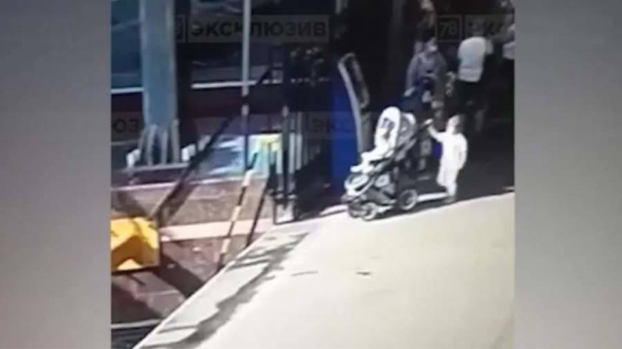 На вокзале в Петербурге двое детей с коляской упали на рельсы