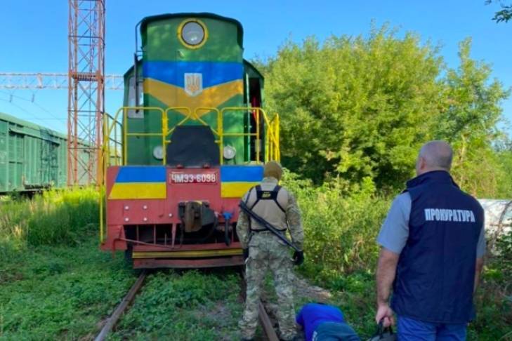 На "Львовской железной дороге" ежемесячно воровали до 30 тонн горючего: задержаны пять человек