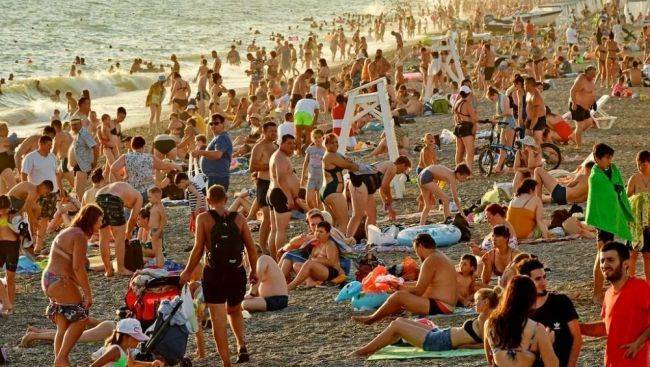 Аферисты из Западной Украины собирают деньги с туристов на пляжах в Крыму
