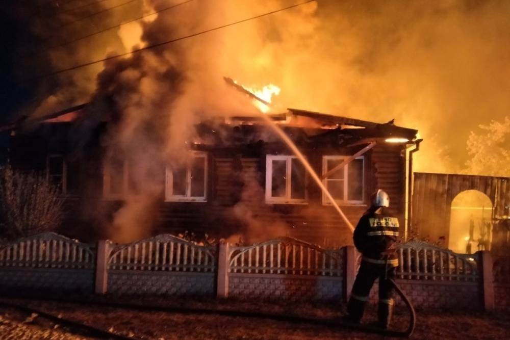 Ночью под Брянском сгорел жилой дом с надворными постройками