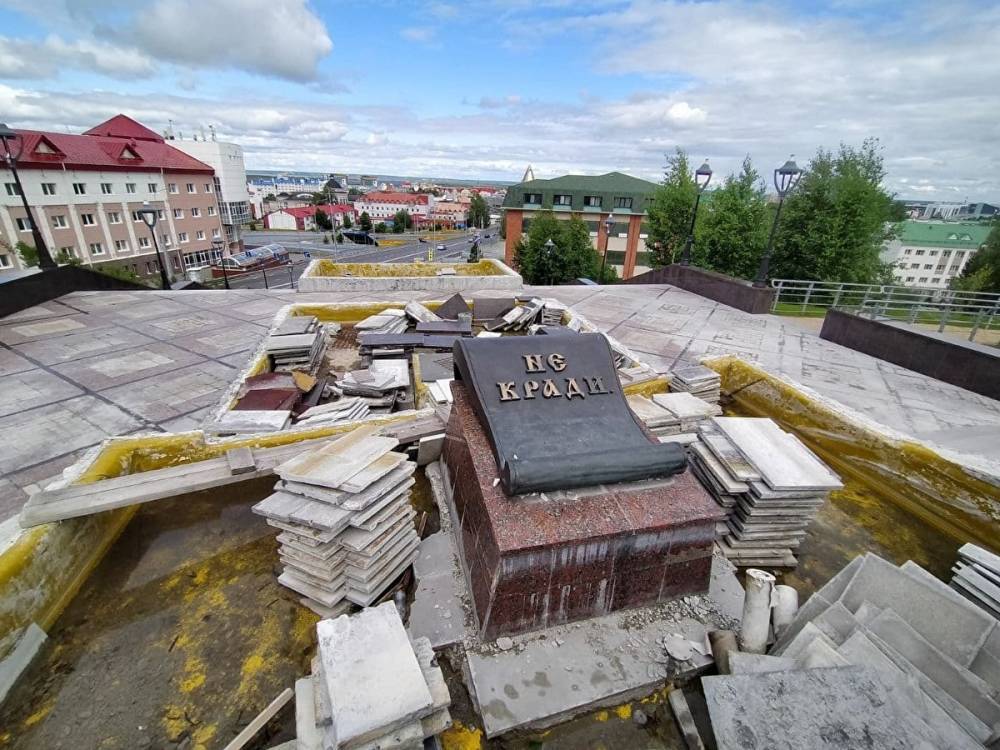 Власти Ханты-Мансийска решили, кто за ₽70 млн из бюджета доделает площадь у храма