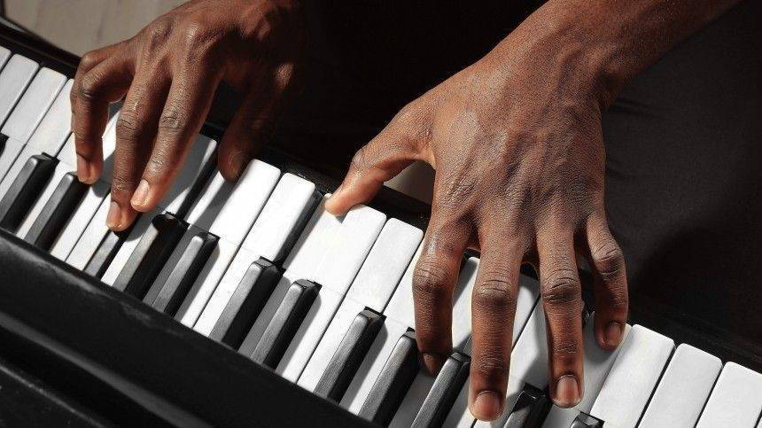 Баснословные чаевые: подрабатывающий в аэропорту пианист стал знаменитостью