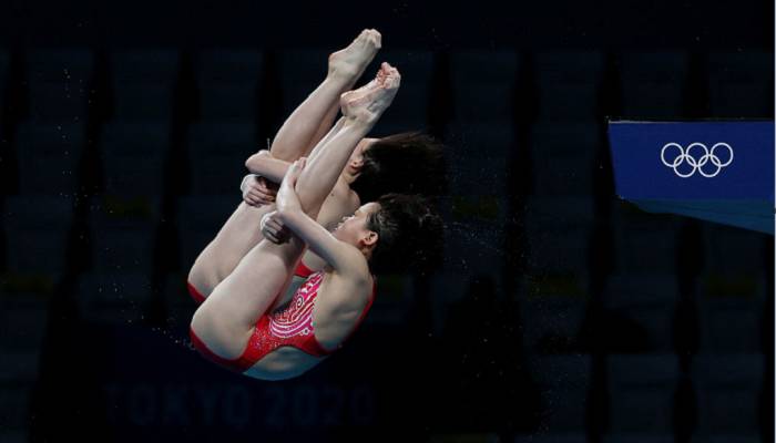 Китаянки выиграли золото Олимпиады в женских прыжках в воду с 10 метров