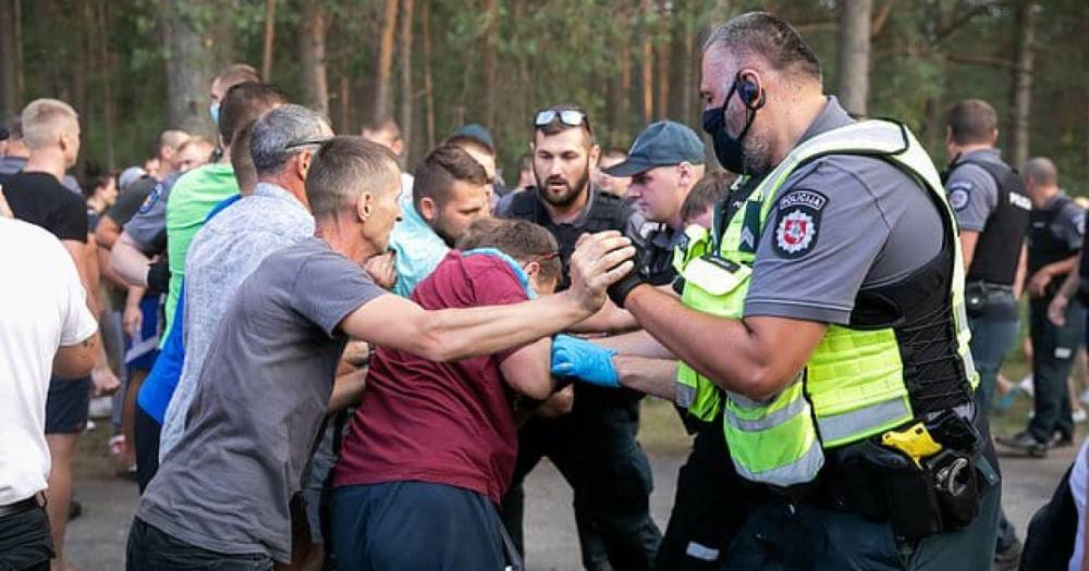 В Литве на границе с Беларусью произошли столкновения из-за нелегальных мигрантов (ФОТО)