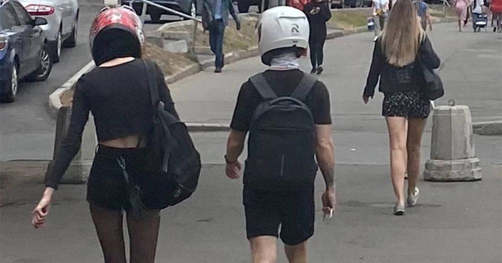 Фото москвичей в шлемах вызвало недоумение у пользователей сети
