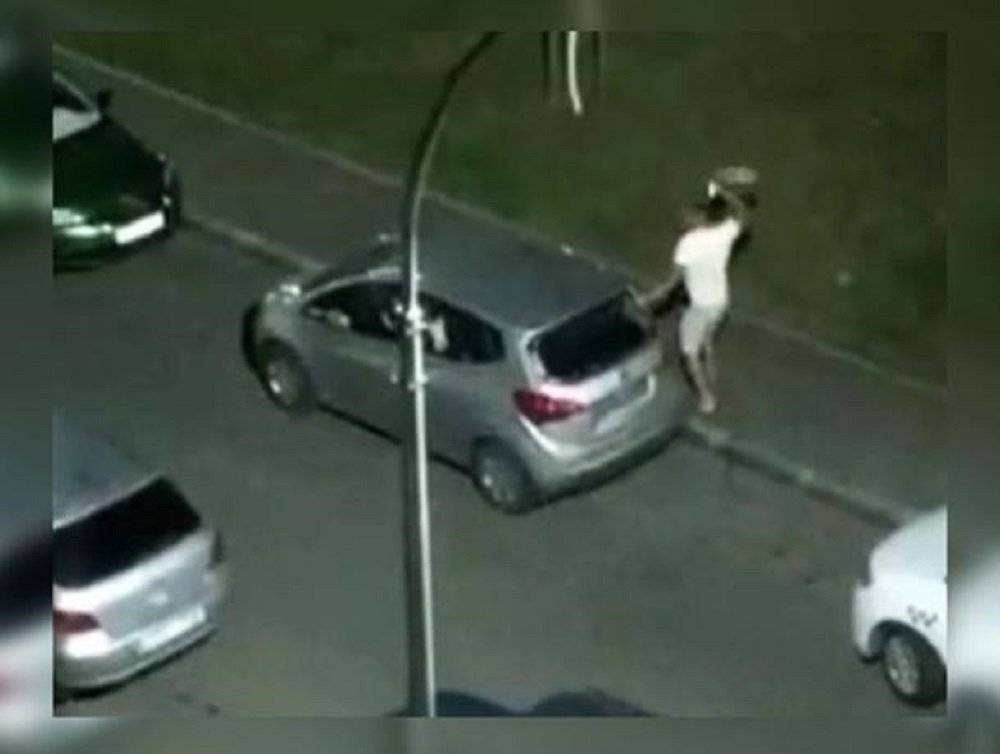В Ростове мужчина посреди ночи избил иномарку