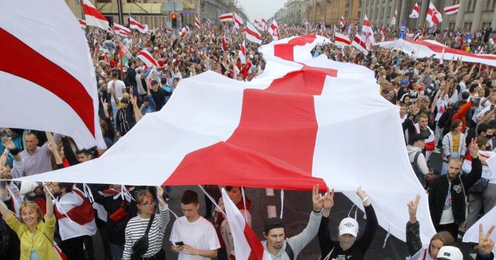 Власти Белоруссии решили добиваться признания экстремистским бело-красно-белого флага