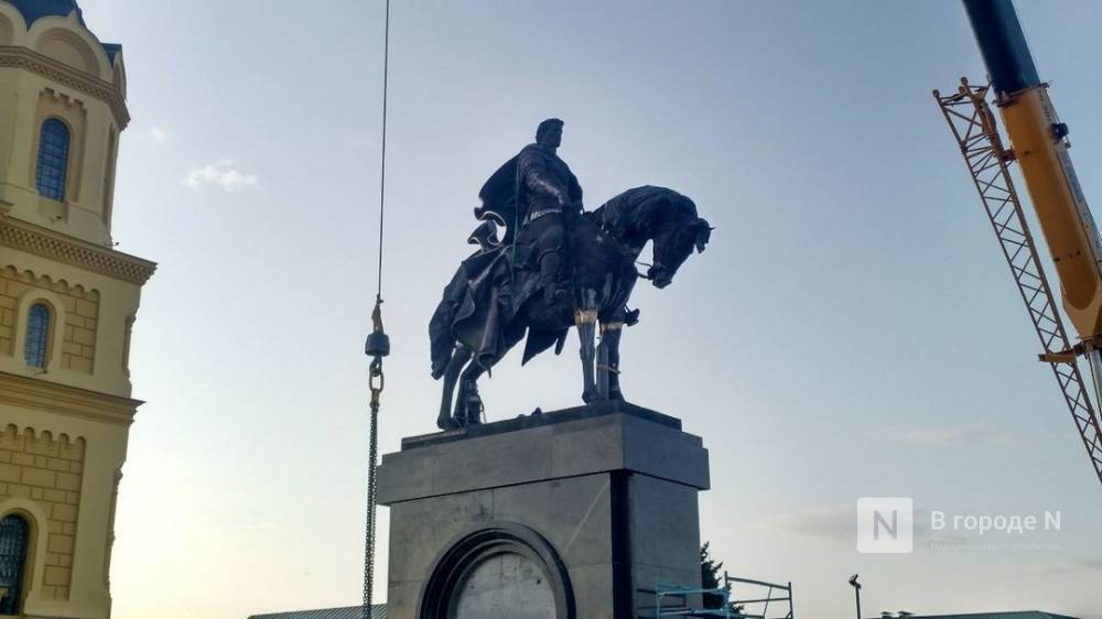 Памятник Александру Невскому монтируют на Стрелке