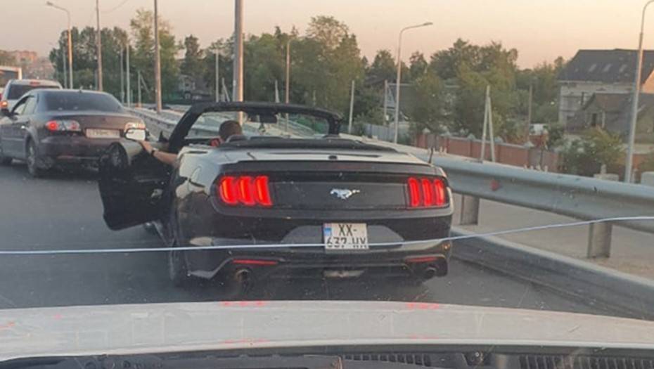 В Петербурге агрессивный водитель Ford Mustang устроил дебош на Таллинском шоссе