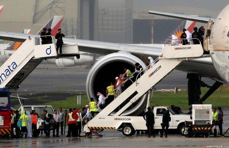 Пассажиров самолета эвакуировали из-за одной фотографии подростка