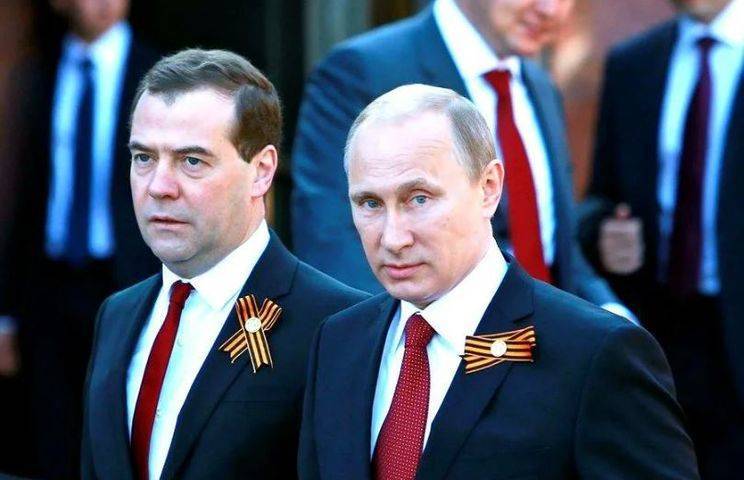 “Перебрасывались гранатами”: Зыгарь о войне Путина и Медведева