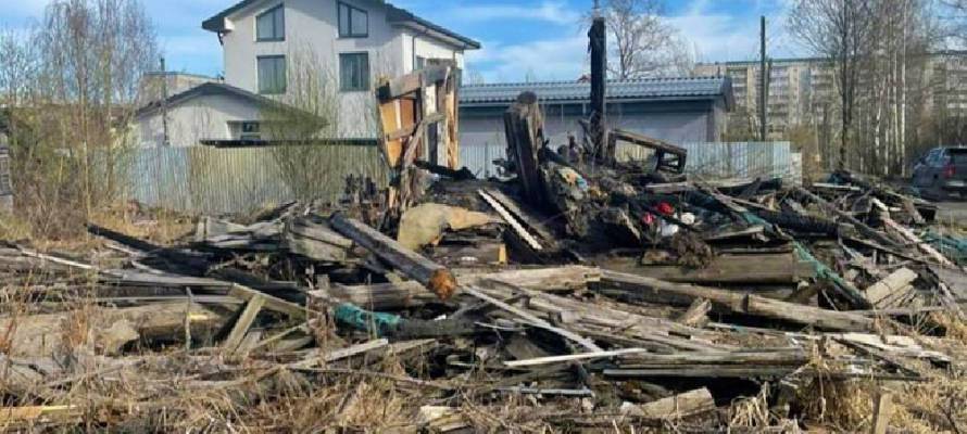 Глава Петрозаводска пригрозил судом собственникам разрушенного дома, пугающего школьников