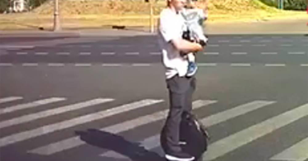 Опасная поездка москвича на моноколесе с ребенком на руках возмутила пользователей сети