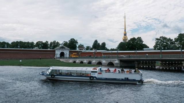 Туристы в Петербурге в 2021 году стали тратить больше