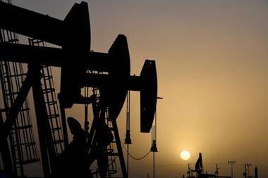 Цены на нефть снижаются из-за массовых продаж хедж-фондов