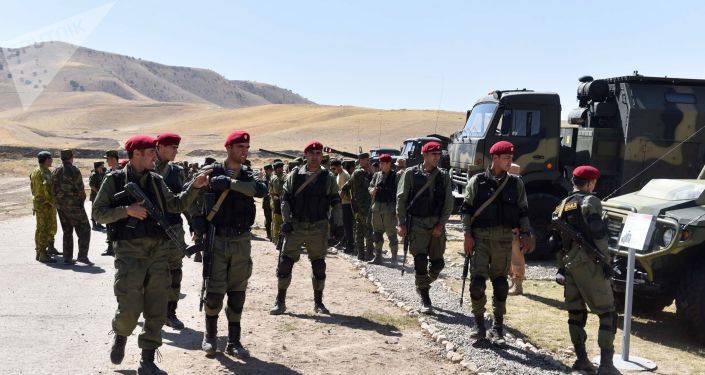 Около тысячи российских военных примут участие в учениях в Таджикистане