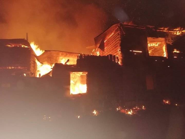 В Башкирии сгорели два бревенчатых дома