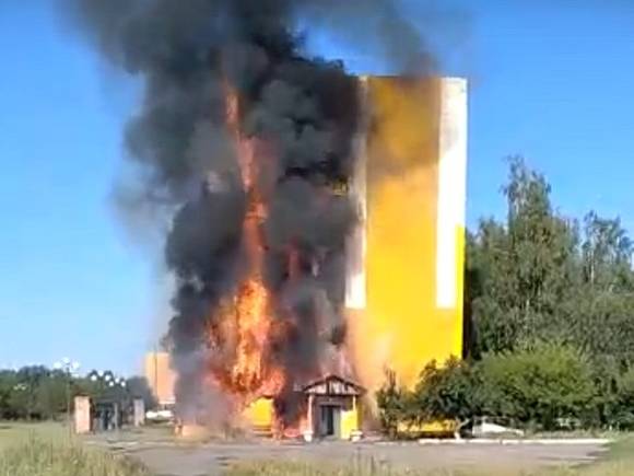 В Белгородской области свечкой вспыхнула обшивка здания районной больницы (видео)