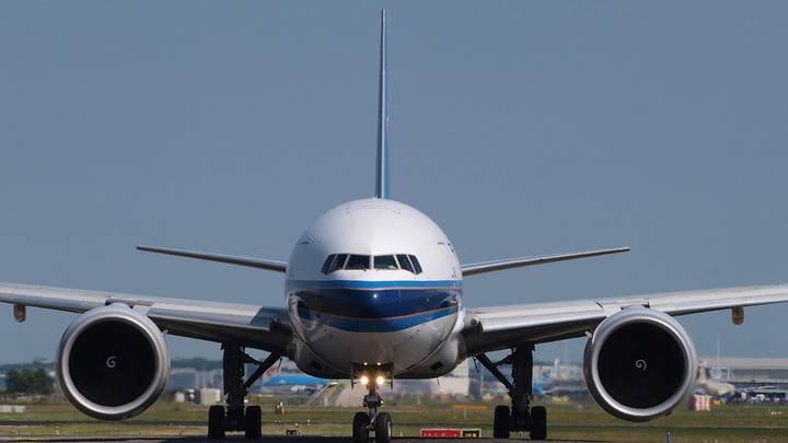 Пассажирский Boeing 737 экстренно сел в Симферополе из-за неполадок с двигателем