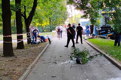 Два человека пострадали в ДТП с автобусом у здания МГУ в Москве