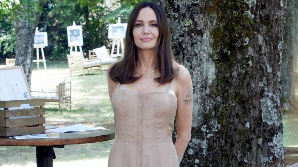 4 минималистичных образа Анджелины Джоли в Париже