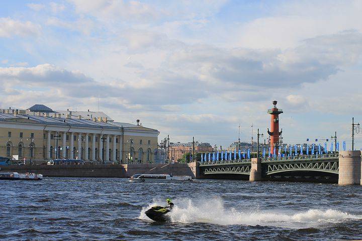 Аквабайкерам запретят ездить по Неве в историческом центре Петербурга