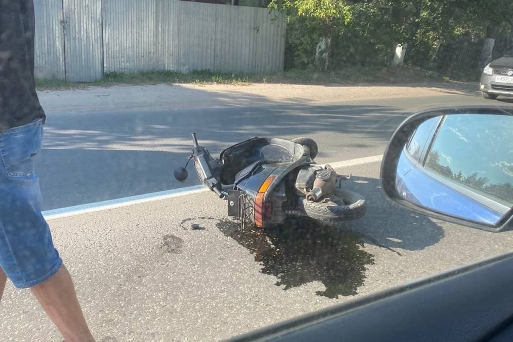Напротив больницы в Твери попал в аварию скутерист