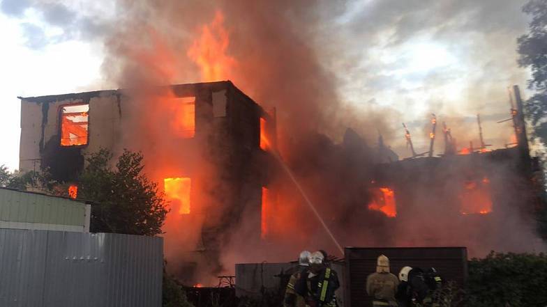 Из-за пожара в трехэтажном доме в Ростове на ул. Центральной эвакуировали 13 человек