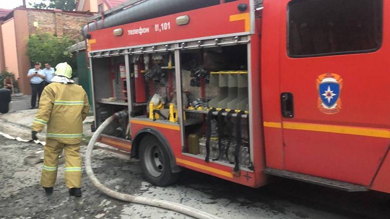 Спустя два часа спасатели потушили пожар в трехэтажном доме на ул. Центральной в Ростове