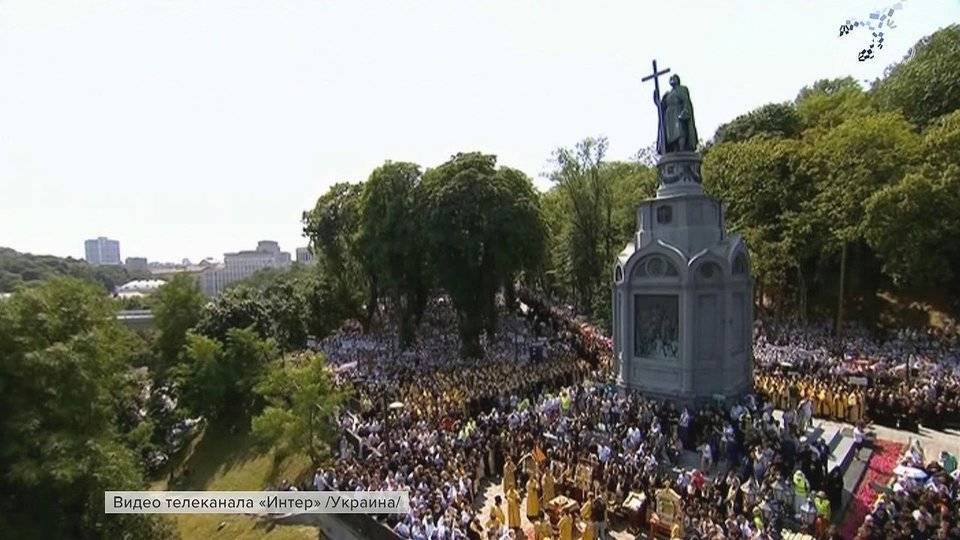 Сотни тысяч православных паломников после крестного хода собрались на молебен в Киево-Печерской лавре