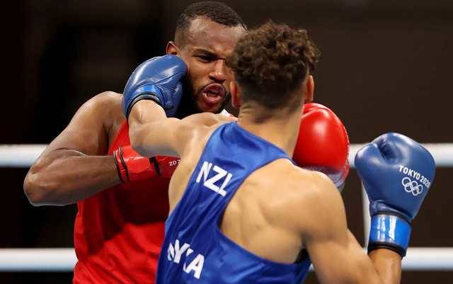 Боксер попытался откусить ухо сопернику во время поединка на Олимпиаде