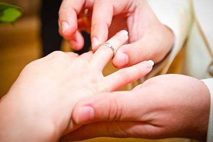 В России разрешили регистрировать браки на дому и в больницах