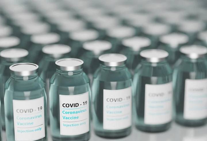 Первый уличный шатер для вакцинации от COVID-19 открыли в Петербурге