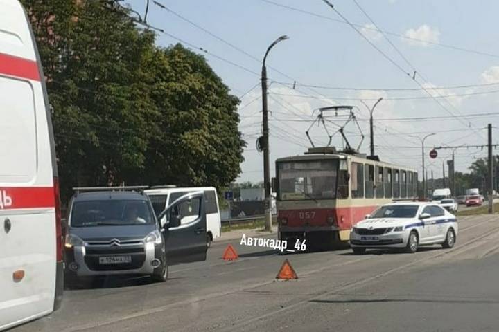 В Курске легковушка протаранила карету скорой помощи