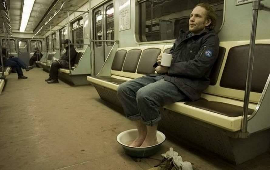 Чемодан с епитрахилью и массажер: в метро Киева назвали топ-5 самых курьезных находок