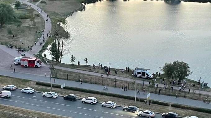 Тело женщины достали из пруда в парке Героев-пожарных