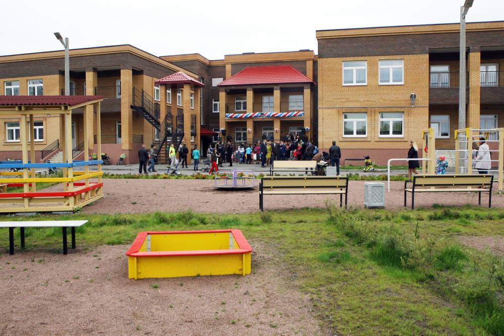 К концу года в Петербурге откроют 63 новых школы, детских сада и больницы