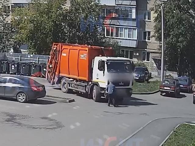 В Челябинской области пенсионер попал под колеса мусоровоза