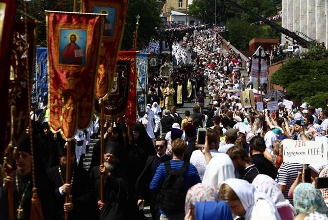 Крестный ход: верные Украинской Православной Церкви явили миру подвиг веры
