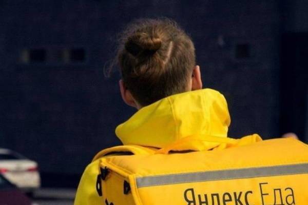 Курьер «Яндекса» помешал пенсионерке из Петербурга отдать мошенникам 800 тысяч рублей