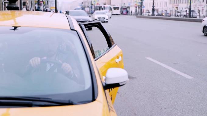 ЗакС принял законопроект о поездках таксистов из Петербурга в Ленобласть