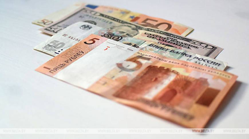 Доллар на торгах 28 июля подешевел, евро и российский рубль подорожали